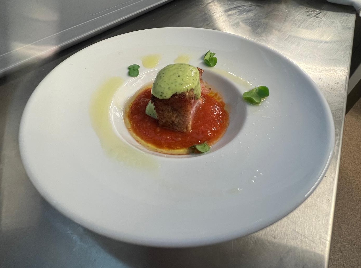 Seared tuna with tomato sauce and avocado mousse — catering plated dishes Amsterdam private chef